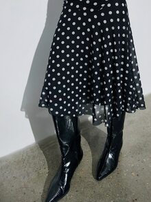 Maija 女款黑白波點半透傘擺中長洋裝，圓領短袖A字版型，復古優雅，適合茶會、早午餐與休閒穿著 - 黑色 - 查看 7