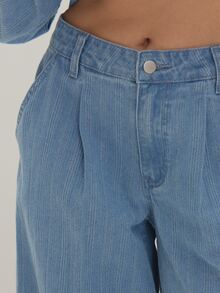 MUSEYN Light Blue Denim Pleated Straight Leg Jeans Classic Timeless Essential Everyday Weekend Fall - Medium Wash - View 3