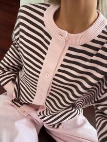 Livesso Cardigan Rajut Kancing Warna Kontras Pink dan Cokelat Serbaguna untuk Wanita, Cocok untuk Santai Sehari-hari di Musim Gugur, Gaya Brunch 2000-an, dan Sekolah. - Berwarna merah muda - View 8