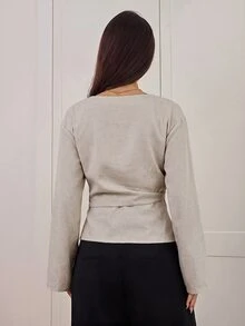 Aloruh 女款秋冬新款極簡時尚通勤腰部百褶顯瘦不對稱下擺長袖喇叭袖V領套頭上衣 - 卡其色 - 查看 2