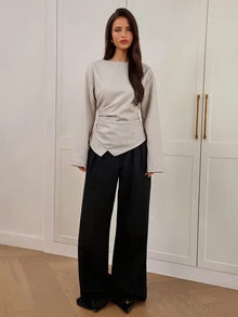 Aloruh 女款秋冬新款極簡時尚通勤腰部百褶顯瘦不對稱下擺長袖喇叭袖V領套頭上衣 - 卡其色 - 查看 3
