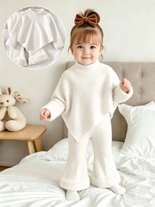 SHEIN Playful Pals 女嬰秋冬休閒百搭 T 恤套裝，不對稱設計套頭高領針織面料白色純色長袖上衣，搭配白色休閒喇叭長褲，2 件套，適合秋冬，可愛甜美風，簡單保暖，適合外出、旅行、度假，0-3 歲 - 白色 - 查看 1