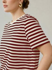 MOTF PREMIUM 經典條紋圓領短袖女款 T-shirt 春夏新款 寬鬆拼接色大尺碼上衣 - 酒紅色 - 查看 4