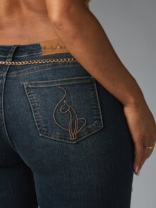BABYPHAT بنطلون جينز بقصة بوت كات مع شعار مطرز باللون الذهبي ورسمة قطة، خصر منخفض، غسيل داكن، تفاصيل سلسلة، طول كامل - الأزرق - مشاهدة 8