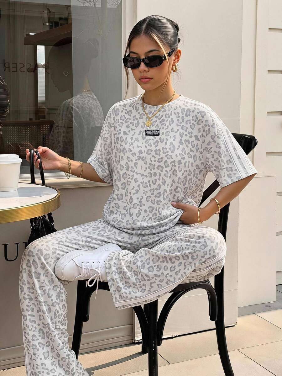 SHEIN 兒童青少年女孩 T-shirt 套裝,休閒日常針織圓領寬鬆落肩豹紋印花極簡街頭風運動休閒套裝 2 件組,返校穿搭,時尚套裝,適合日常休閒穿著,多場合百搭 - 卡其色 - 查看 1