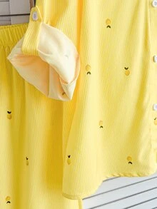 SHEIN Tween女孩紋理兩件套，刺繡翻領長袖襯衫搭配同布料鬆緊腰寬腿褲，親膚面料，休閒隨性風格女裝，春夏/秋冬日常街頭穿搭通勤套裝，小眾設計極簡風格童裝 - 黃色 - 查看 3