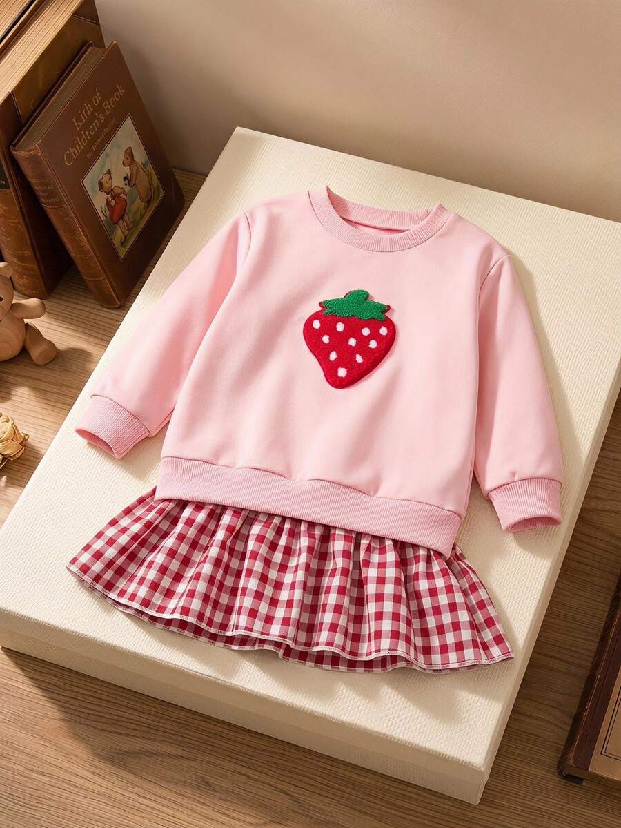 SHEIN 嬰兒/幼兒女童運動衫洋裝 可愛粉紅紅色草莓格紋 荷葉邊下擺拼接 長袖圓領 常規版 秋季套頭衫 - 粉色 - 查看 1