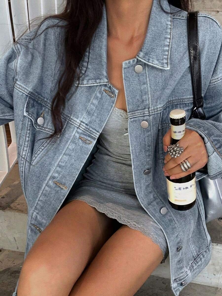 DAZY 女款秋季淺洗藍色領口鈕扣口袋裝飾寬鬆長袖短版牛仔外套 - 淺色水洗藍 - 查看 1