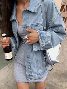 DAZY 女款秋季淺洗藍色領口鈕扣口袋裝飾寬鬆長袖短版牛仔外套 - 淺色水洗藍 - 查看 4