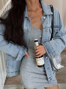 DAZY 女款秋季淺洗藍色領口鈕扣口袋裝飾寬鬆長袖短版牛仔外套 - 淺色水洗藍 - 查看 5