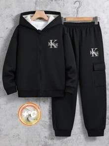 SHEIN 兒童青少年男孩休閒運動簡約百搭 King 字母圖案連帽保暖內裡加厚外套與長褲 2 件套，適合通勤、上學、日常休閒、運動、街頭穿搭，秋冬適用 - 黑色 - 查看 6