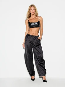 KIZN Crop Top Bralette Leher Persegi dari Kulit Sintetis dengan Tali Bahu yang Dapat Diatur dan Detail Ikat di Belakang untuk Pesta Malam Hari - Hitam - View 5