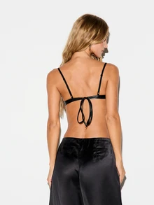 KIZN Crop Top Bralette Leher Persegi dari Kulit Sintetis dengan Tali Bahu yang Dapat Diatur dan Detail Ikat di Belakang untuk Pesta Malam Hari - Hitam - View 2