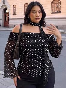 SHEIN CURVE+ 大尺碼復古優雅 Y2K 波點露肩喇叭袖網紗針織上衣，附緞帶裝飾，休閒街頭風，初夏約會之夜穿搭 - 黑與白 - 查看 6