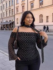 SHEIN CURVE+ 大尺碼復古優雅 Y2K 波點露肩喇叭袖網紗針織上衣，附緞帶裝飾，休閒街頭風，初夏約會之夜穿搭 - 黑與白 - 查看 4