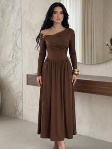 Feyla Gaun Panjang Pesta Kasual Lipit dengan Dekorasi Logam Warna Polos untuk Wanita - Coffee Brown - View 2