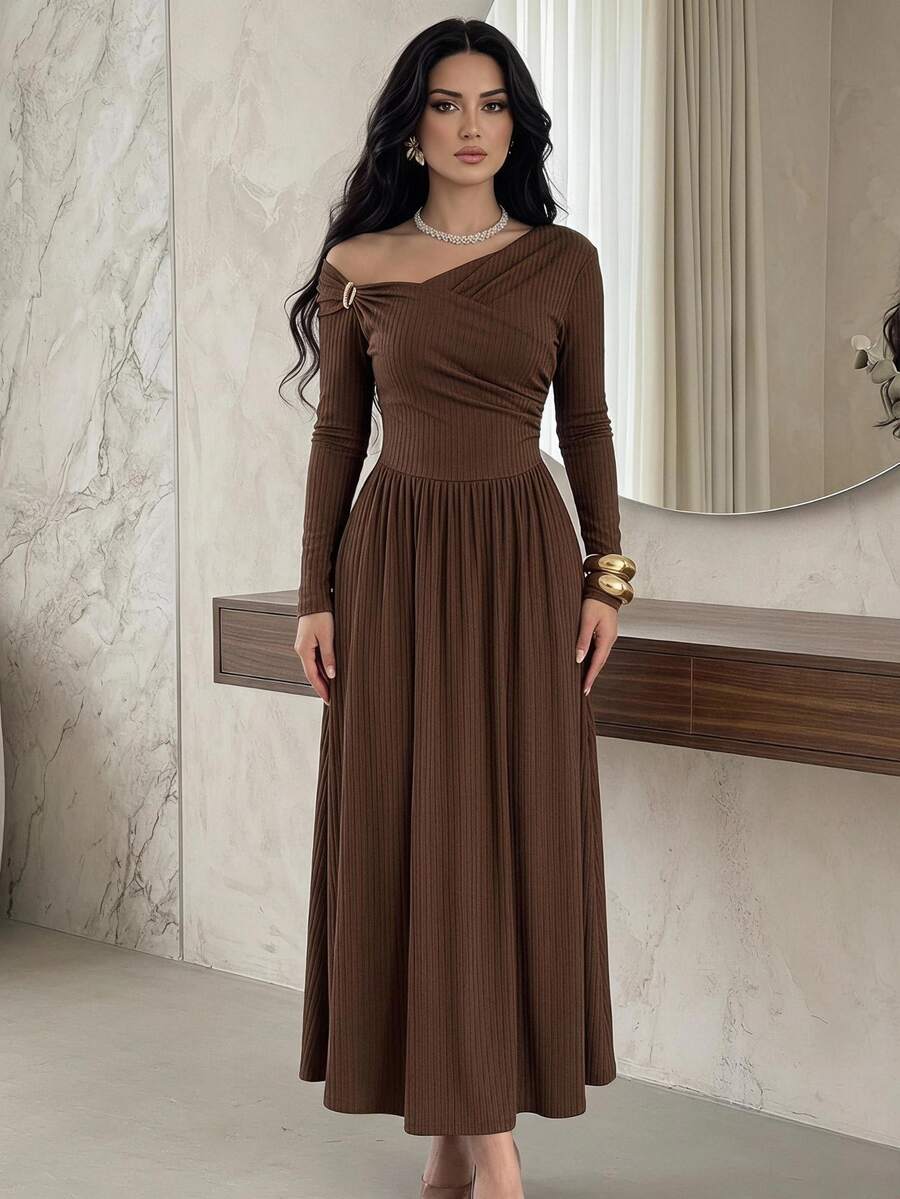 Feyla Gaun Panjang Pesta Kasual Lipit dengan Dekorasi Logam Warna Polos untuk Wanita