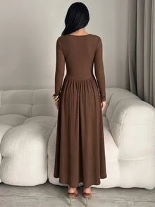 Feyla Gaun Panjang Pesta Kasual Lipit dengan Dekorasi Logam Warna Polos untuk Wanita - Coffee Brown - View 3