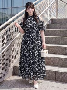Bijouette 大尺碼黑白墨水印花彈性網紗洋裝，露肩設計、腰部抓皺修身A字版型長裙，夏季優雅星空晚宴風 - 黑與白 - 查看 10