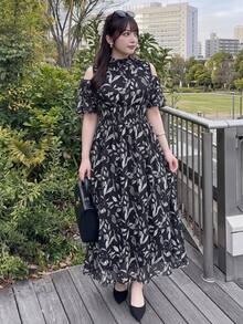 Bijouette 大尺碼黑白墨水印花彈性網紗洋裝，露肩設計、腰部抓皺修身A字版型長裙，夏季優雅星空晚宴風 - 黑與白 - 查看 1