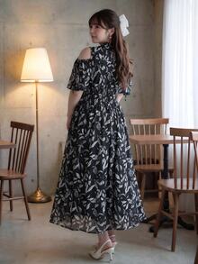 Bijouette 大尺碼黑白墨水印花彈性網紗洋裝，露肩設計、腰部抓皺修身A字版型長裙，夏季優雅星空晚宴風 - 黑與白 - 查看 3