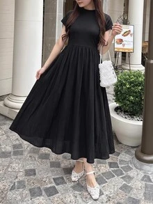 SHEIN Unity 限量版櫻花季末大尺碼黑色假領收腰喇叭裙。貼身針織上衣搭配飄逸A字裙，完美遮肚遮臀，適合梨形與蘋果形身材。適用於通勤、約會、出遊及初夏賞花。優雅日系顯瘦洋裝。適合黃金週旅遊穿搭，大尺碼女性專屬，百搭高級感。 - 黑色 - 查看 11