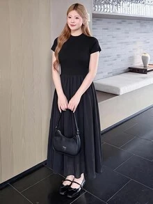 SHEIN Unity 限量版櫻花季末大尺碼黑色假領收腰喇叭裙。貼身針織上衣搭配飄逸A字裙，完美遮肚遮臀，適合梨形與蘋果形身材。適用於通勤、約會、出遊及初夏賞花。優雅日系顯瘦洋裝。適合黃金週旅遊穿搭，大尺碼女性專屬，百搭高級感。 - 黑色 - 查看 17