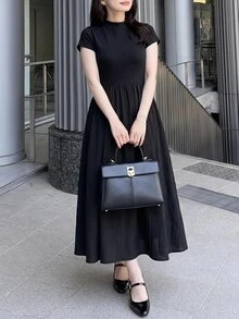 SHEIN Unity 限量版櫻花季末大尺碼黑色假領收腰喇叭裙。貼身針織上衣搭配飄逸A字裙，完美遮肚遮臀，適合梨形與蘋果形身材。適用於通勤、約會、出遊及初夏賞花。優雅日系顯瘦洋裝。適合黃金週旅遊穿搭，大尺碼女性專屬，百搭高級感。 - 黑色 - 查看 9