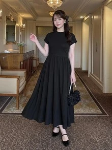 SHEIN Unity 限量版櫻花季末大尺碼黑色假領收腰喇叭裙。貼身針織上衣搭配飄逸A字裙，完美遮肚遮臀，適合梨形與蘋果形身材。適用於通勤、約會、出遊及初夏賞花。優雅日系顯瘦洋裝。適合黃金週旅遊穿搭，大尺碼女性專屬，百搭高級感。 - 黑色 - 查看 14