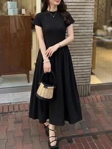 SHEIN Unity 限量版櫻花季末大尺碼黑色假領收腰喇叭裙。貼身針織上衣搭配飄逸A字裙，完美遮肚遮臀，適合梨形與蘋果形身材。適用於通勤、約會、出遊及初夏賞花。優雅日系顯瘦洋裝。適合黃金週旅遊穿搭，大尺碼女性專屬，百搭高級感。 - 黑色 - 查看 10