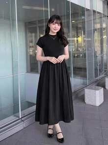 SHEIN Unity 限量版櫻花季末大尺碼黑色假領收腰喇叭裙。貼身針織上衣搭配飄逸A字裙，完美遮肚遮臀，適合梨形與蘋果形身材。適用於通勤、約會、出遊及初夏賞花。優雅日系顯瘦洋裝。適合黃金週旅遊穿搭，大尺碼女性專屬，百搭高級感。 - 黑色 - 查看 7