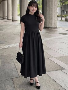 SHEIN Unity 限量版櫻花季末大尺碼黑色假領收腰喇叭裙。貼身針織上衣搭配飄逸A字裙，完美遮肚遮臀，適合梨形與蘋果形身材。適用於通勤、約會、出遊及初夏賞花。優雅日系顯瘦洋裝。適合黃金週旅遊穿搭，大尺碼女性專屬，百搭高級感。 - 黑色 - 查看 16