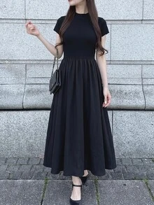 SHEIN Unity 限量版櫻花季末大尺碼黑色假領收腰喇叭裙。貼身針織上衣搭配飄逸A字裙，完美遮肚遮臀，適合梨形與蘋果形身材。適用於通勤、約會、出遊及初夏賞花。優雅日系顯瘦洋裝。適合黃金週旅遊穿搭，大尺碼女性專屬，百搭高級感。 - 黑色 - 查看 13