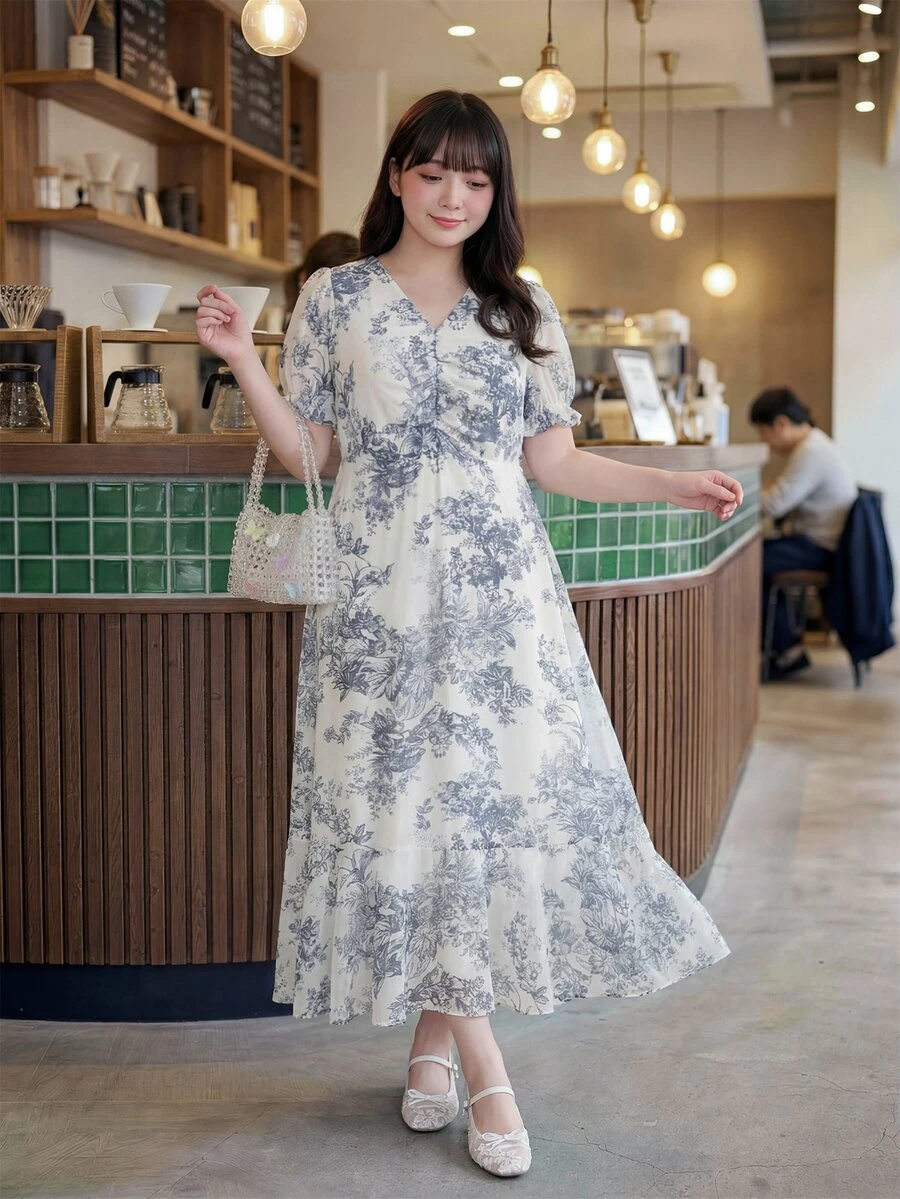 SHEIN Unity Zan Sakura 大尺碼藍白水墨碎花 V 領收腰洋裝,復古優雅中式風滿版印花泡泡袖洋裝 - 藍白色 - 查看 1