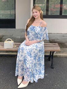 Bijouette Gaun A-Line Motif Bunga Berkerut untuk Wanita Ukuran Plus dengan Tali Bahu yang Dapat Diatur, Cocok untuk Kencan, Acara Malam, Pernikahan, Warna Biru dan Putih, Elegan untuk Musim Panas - Blue and White - View 3