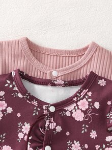 4件組新生女嬰連身衣套裝，可愛花卉圖案、荷葉邊飾、飛袖、長袖連腳連身衣，附蝴蝶結帽子與花卉髮帶，居家穿著4件套 - 粉色 - 查看 4