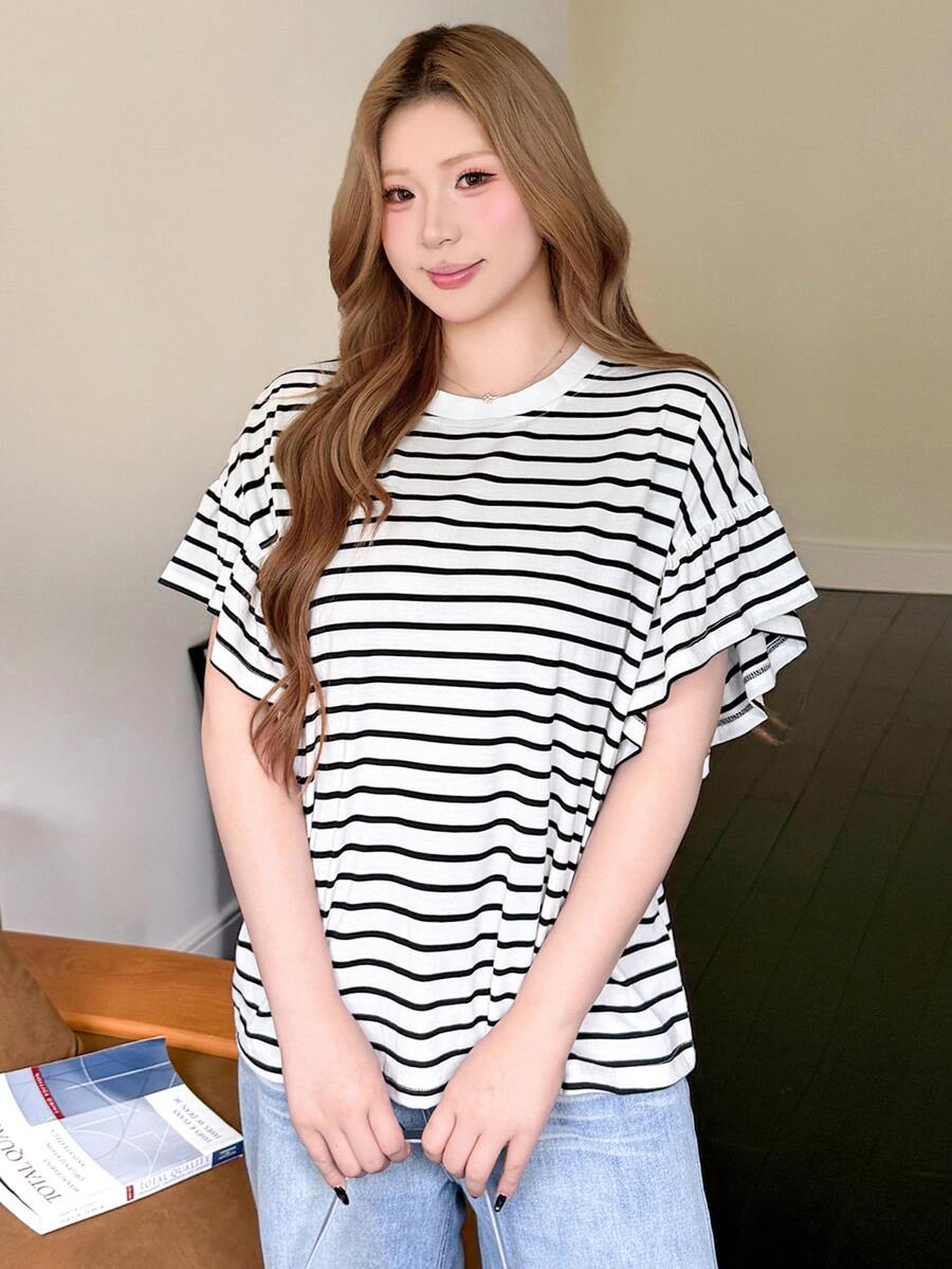 Bijouette 大尺碼女款時尚休閒優雅浪漫度假日常穿搭,Zankura櫻花季末班車限量版,大尺碼黑白條紋荷葉邊短袖T恤,寬鬆顯瘦版型,圓領+荷葉喇叭袖設計,柔軟舒適彈性面料 - 黑與白 - 查看 1