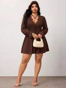 SHEIN CURVE+ 大码休闲纯色蕾丝拼接迷你连衣裙，秋季女装 - 棕色 - 查看 4