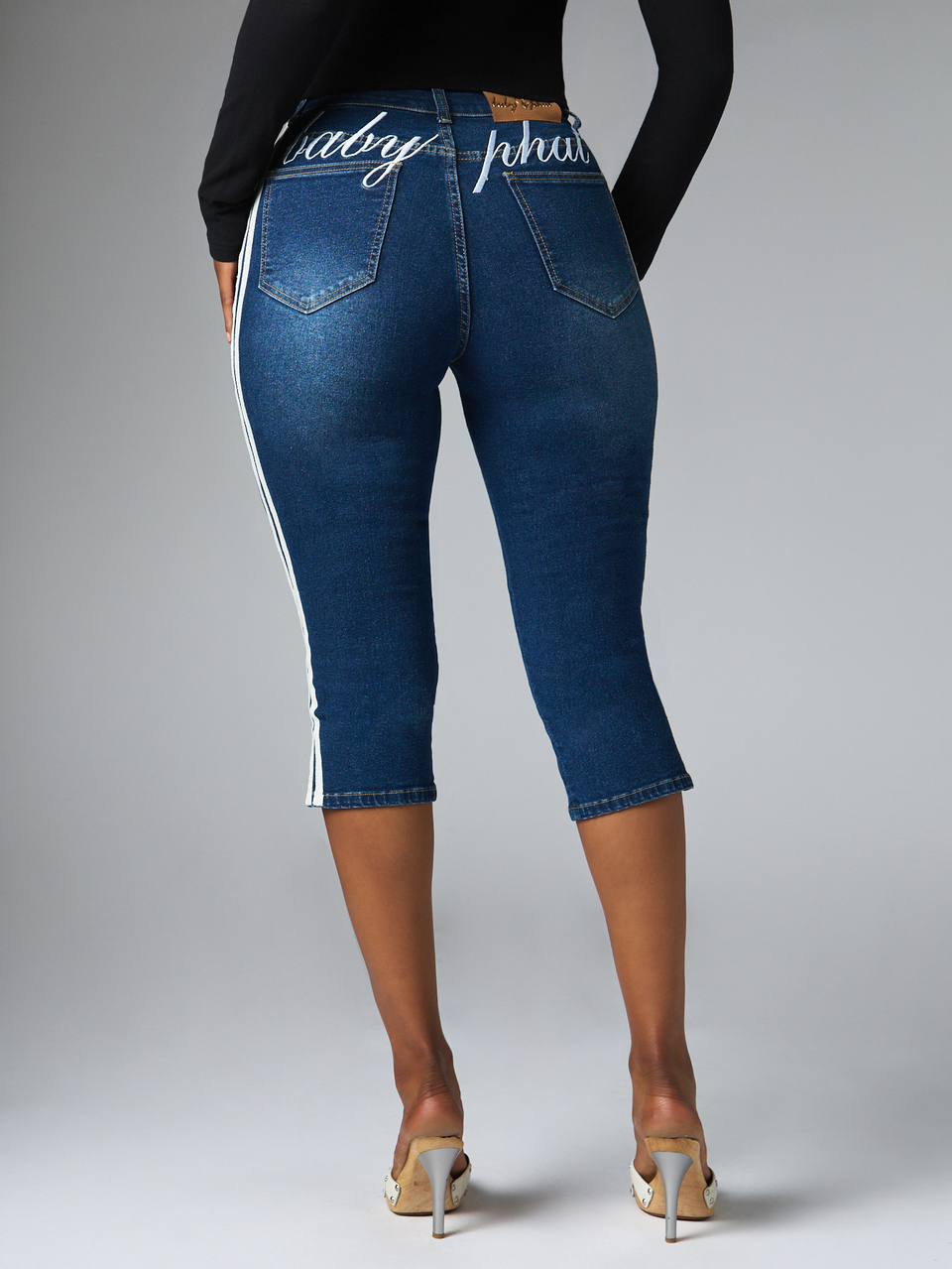 BABYPHAT Calça Denim Capri com Detalhe de Listra Lateral, Bordado de Logotipo, Ajuste de Cintura Alta e Fendas Laterais na Barra
