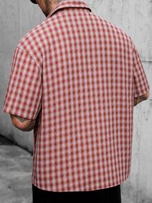 Manfinity CasualCool قميص رجالي مقاس كبير بنقشة مربعات وأكمام قصيرة وأزرار أمامية وجيب كاجوال - الأحمر - مشاهدة 2