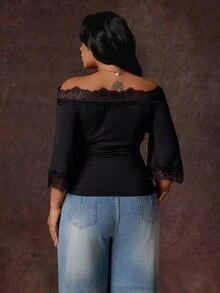Rustia Kaos Ukuran Besar Warna Polos Seksi Model Off-Shoulder dengan Patchwork Renda dan Pinggang Berkerut, Lengan Lonceng 3/4 - Hitam - View 3