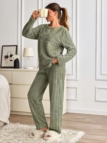 SHEIN طقم بيجامة كاجوال للاسترخاء بلون سادة مع تطريز تفصيلي بحروف لطيفة - أخضر - مشاهدة 4