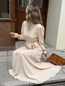 Serisse 女款紋理素色圓領泡泡袖腰部打結優雅洋裝，附贈頭巾可搭配兩種不同造型 - 杏色 - 查看 1