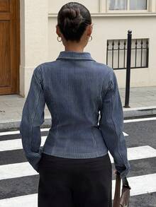 Livesso Atasan Denim Garis Vertikal Biru & Putih Lengan Panjang Slim Fit dengan Kerah Lipat dan Kancing Depan, Dekorasi Saku Bergaris, Model Musim Gugur - Biru - View 2