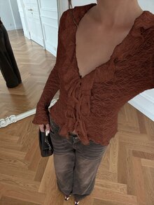 Glamine 性感深V領荷葉邊拼接領前綁帶蝴蝶結長袖杏色提花針織薄款開襟衫，休閒居家穿搭 - 咖啡棕 - 查看 7