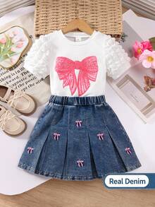 Elladie kids 两件套女童春夏套装，白色短袖上衣+牛仔裙；泡泡袖设计，袖口饰有荷叶边，胸前印有粉色蝴蝶结，百褶裙也饰有粉色蝴蝶结，甜美可爱风格，适合日常外出和亲子活动 - 白色 - 查看 4