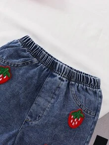 SHEIN 女童草莓印花短袖牛仔套装，可爱又充满活力。亮红色短袖上衣饰有立体草莓图案，活泼俏皮。牛仔短裤上点缀着与上衣相呼应的多颗草莓，裤脚卷边设计，松紧腰带方便穿脱。适合春夏休闲外出和玩耍。 - 紅色 - 查看 9
