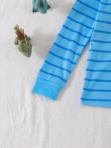SHEIN 2件組男童條紋毛巾刺繡恐龍修身居家服，藍色條紋印花圓領上衣配3D毛巾刺繡可愛小恐龍，全身卡通恐龍印花長褲，高彈性修身剪裁，親膚針織面料，袖口與下擺收口設計，秋冬男童修身長袖長褲內搭睡衣套裝 - 藍色 - 查看 4