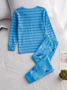 SHEIN 2件組男童條紋毛巾刺繡恐龍修身居家服，藍色條紋印花圓領上衣配3D毛巾刺繡可愛小恐龍，全身卡通恐龍印花長褲，高彈性修身剪裁，親膚針織面料，袖口與下擺收口設計，秋冬男童修身長袖長褲內搭睡衣套裝 - 藍色 - 查看 3