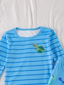 SHEIN 2件組男童條紋毛巾刺繡恐龍修身居家服，藍色條紋印花圓領上衣配3D毛巾刺繡可愛小恐龍，全身卡通恐龍印花長褲，高彈性修身剪裁，親膚針織面料，袖口與下擺收口設計，秋冬男童修身長袖長褲內搭睡衣套裝 - 藍色 - 查看 5